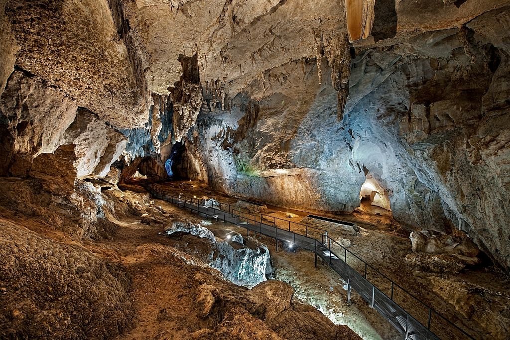 Sala principal de la visita de la cueva de Cullalvera (Foto: © Miguel de Arriba/ SRECD)