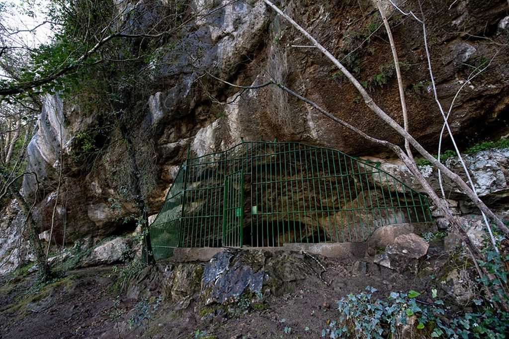 ENTRADA LA CUEVA DE CHUFIN EN EL VALLE DEL RIO NANSA